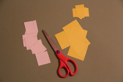 Коктейльные зонтики из бумаги. Разрезали бумагу на квадраты